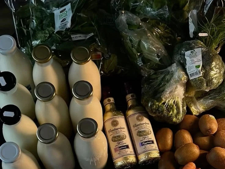 Økologiske indkøb: mælk i glasflasker, olivenolie, broccoli, grønt og kiwi