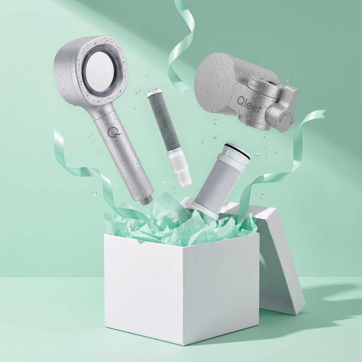 QLEER brusefilter, hanefilter og begge patroner springer op af en hvid æske med mint silkepapir