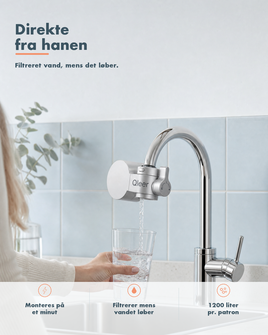 Direkte fra hanen: filtreret vand løber i et glas i køkkenet